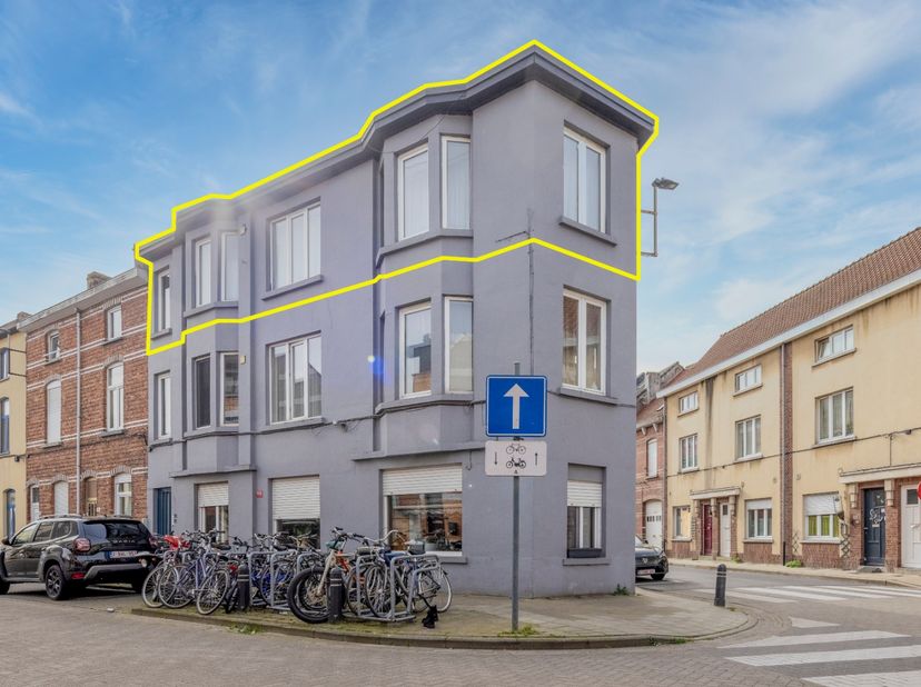 TE KOOP IN GENT<br />
<br />
Dit centraal gelegen appartement bevindt zich op fietsafstand van centrum Gent vlakbij het openbaar vervoer, de autosnelw