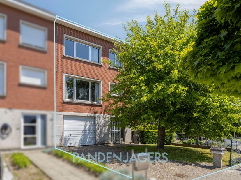In een rustige en kindvriendelijke woonwijk te Kontich-Kazerne bevindt zich deze te moderniseren halfopen bebouwing met een ruime, groene tuin die de