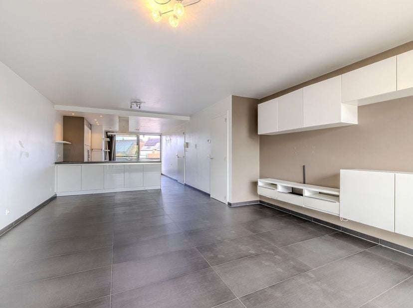 Ruim en lichtrijk 3-slaapkamerappartement met terras en autostaanplaats in het centrum van Geel<br />
<br />
Op zoek naar een ruim appartement op ee