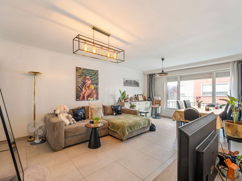 Uniek appartement op een rustige locatie in het centrum van Roeselare.<br />
Dit appartement werd onlangs volledig gerenoveerd en is momenteel verhuur
