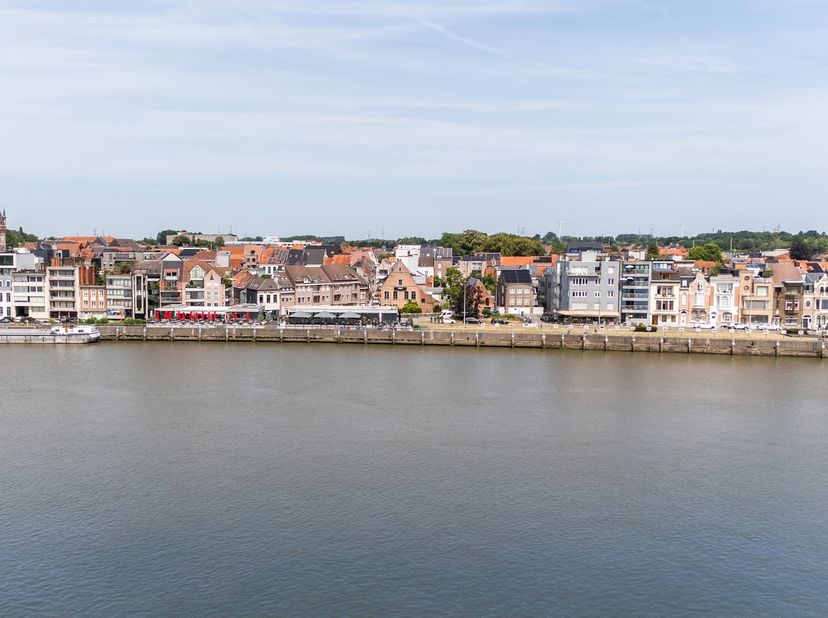 Gelegen op de Wilfordkaai in Temse, op de derde verdieping van een kleinschalig appartementsgebouw, treft u dit stijlvol gerenoveerd appartement met f