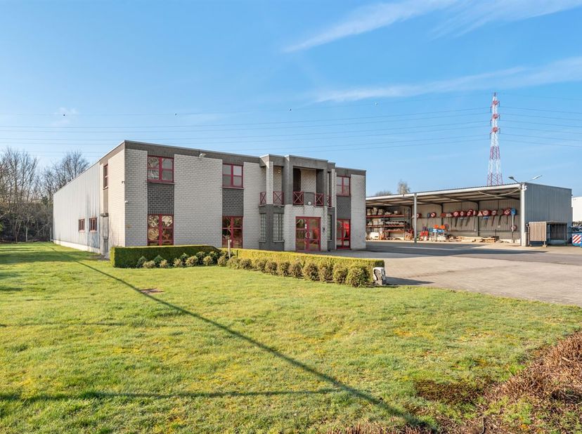 Bedrijfshal met burelen in Bree<br />
Ligging:<br />
Deze KMO-unit bevindt zich op het industrieterrein Kanaal-Noord in Bree, met vlotte verbindingen