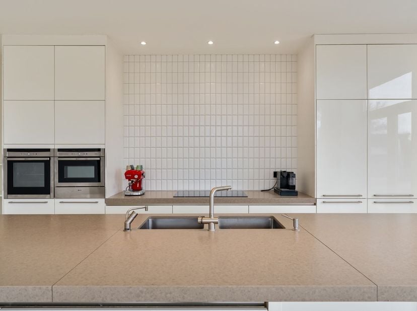 Le hall d'entrée spacieux donne accès aux différentes pièces de la maison. Le cœur de la maison est l'espace de vie particulièrement spacieux et lumin