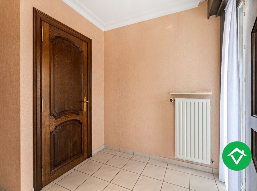 In een rustige en residentiële omgeving maar toch op een centrale, gunstige ligging bevindt zich deze stevige, extreem ruime villa van 1992! Dit kortb