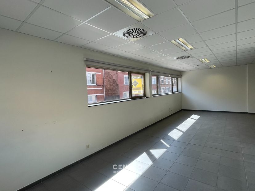 Volledig vernieuwd, klassevol ingericht en voorzien van gemeenschappelijke faciliteiten.&amp;nbsp; U kunt als huurder per direct aan de slag.<br />
<br />
