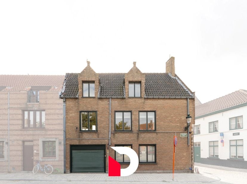 Gelegen op een gunstige en makkelijk bereikbare locatie in Brugge, vinden we deze hoekwoning. Dankzij haar ligging geniet de woning van bijzonder veel