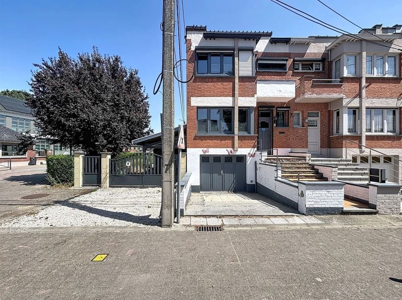 Maison 3 façades avec jardin, sous-sol et garage<br />
Idéalement située à Pecq, à deux pas de l'école communale et de toutes commodités, cette maiso