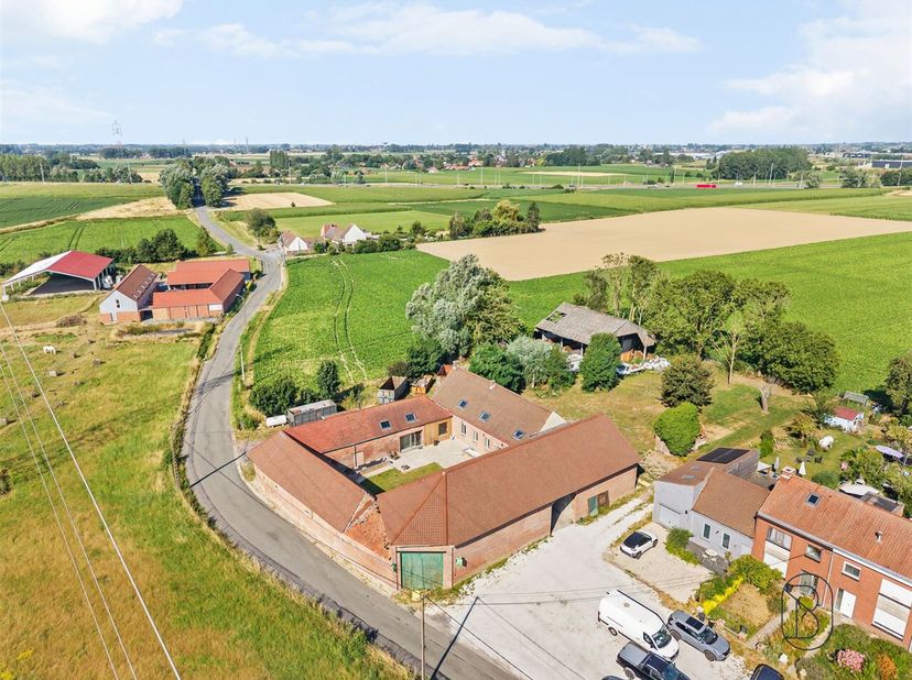 Idéalement située au coeur du paisible village de Saint-Léger, cette authentique et charmante ferme en grande partie restaurée et érigée sur un terrai