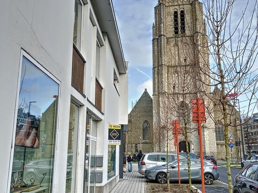 Lichtrijke kantoorruimte te huur in centrum Roeselare. Kan ook perfect dienst doen als praktijk of handelsruimte (kiné, schoonheidssalon, ... )&amp;nbsp;<