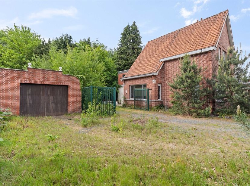 Te renoveren open bebouwing gelegen in een rustige, groene en beboste omgeving, met tal van mogelijkheden. De woning beschikt over twee ruime slaapkam