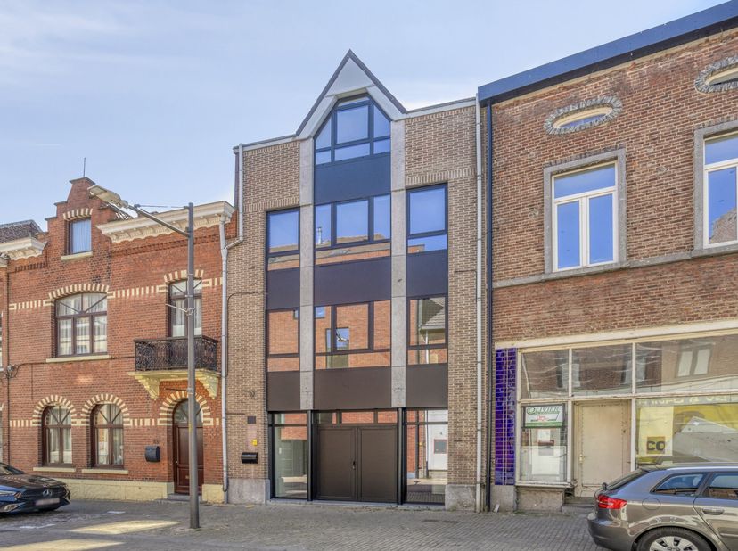 Een buitenkans voor wie op zoek is naar een ruime, karaktervolle en instapklare gezinswoning! Dit voormalige commerciële pand werd in 2025-2026 met ve