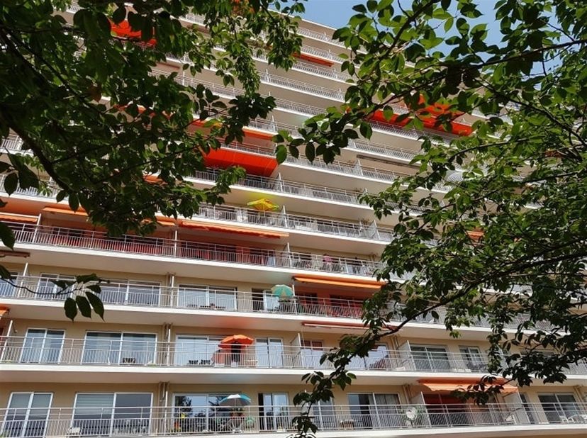 Prachtig lichtrijk appartement in perfecte staat van ca. 83 m², gelegen op de 13e verdieping van een gebouw in Sint-Lambrechts-Woluwe. Vrij uitzicht o