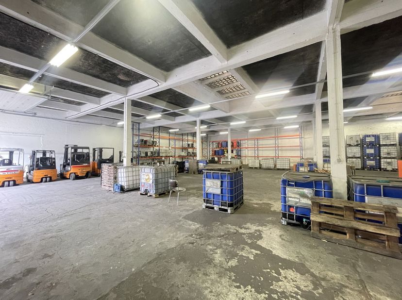Espace de stockage à louer d’environ 800 m²<br />
Aperçu des charges :<br />
Précompte immobilier<br />
Charges de consommation (eau, électricité, etc