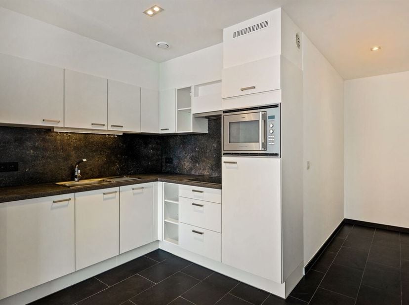 Dit prachtige maar vooral energiezuinig appartement is gelegen op de Spoorweglei in Lier, op een toplocatie vlak bij het centrum met winkels, openbaar