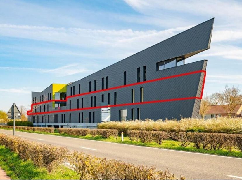 Dit kantoorgebouw ook wel bekend als 'het Schip' of 'Gate 25L' biedt je een hoogwaardige werkomgeving op een strategische toplocatie. Dankzij de liggi