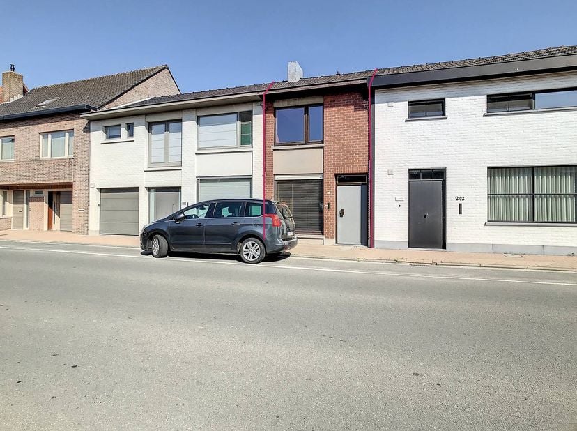 Ce chalet d'une chambre à vendre est prêt à emménager et dispose de tout le confort nécessaire. L'emplacement est central, à quelques pas de la Grand-