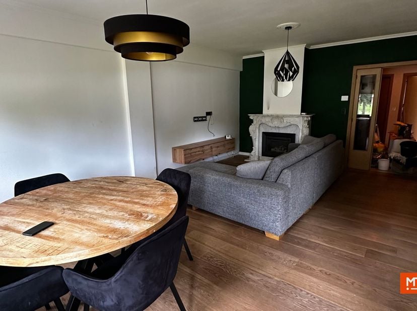Op zoek naar comfortabel wonen op een rustige maar toch centrale locatie? Dit gelijkvloerse appartement met 2 slaapkamers is gelegen aan de rand van I