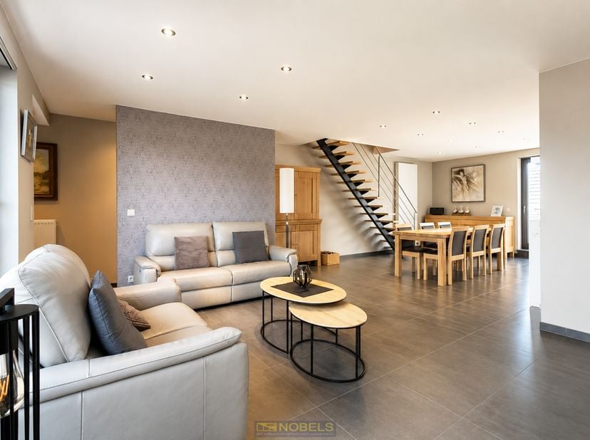 LICHTRIJK duplex appartement met TWEE TERRASSEN in de dorpskern van Asper. Dit stijlvolle duplex appartement verwelkomt u met een aangename, grote&amp;nbs