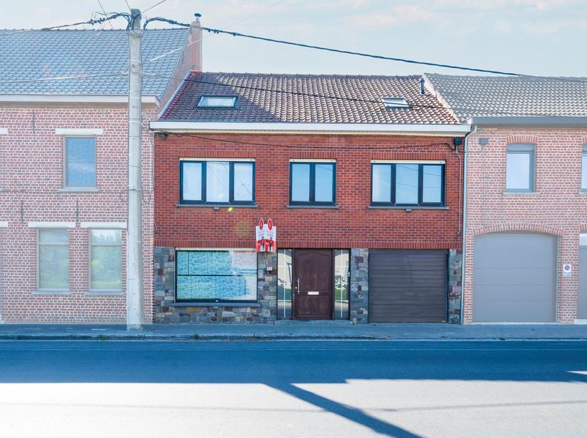 Deze woning heeft een uitstekende ligging. Zowel Dadizele als Geluwe zijn vlot bereikbaar. <br />
<br />
De woning beschikt op het gelijkvloers over e
