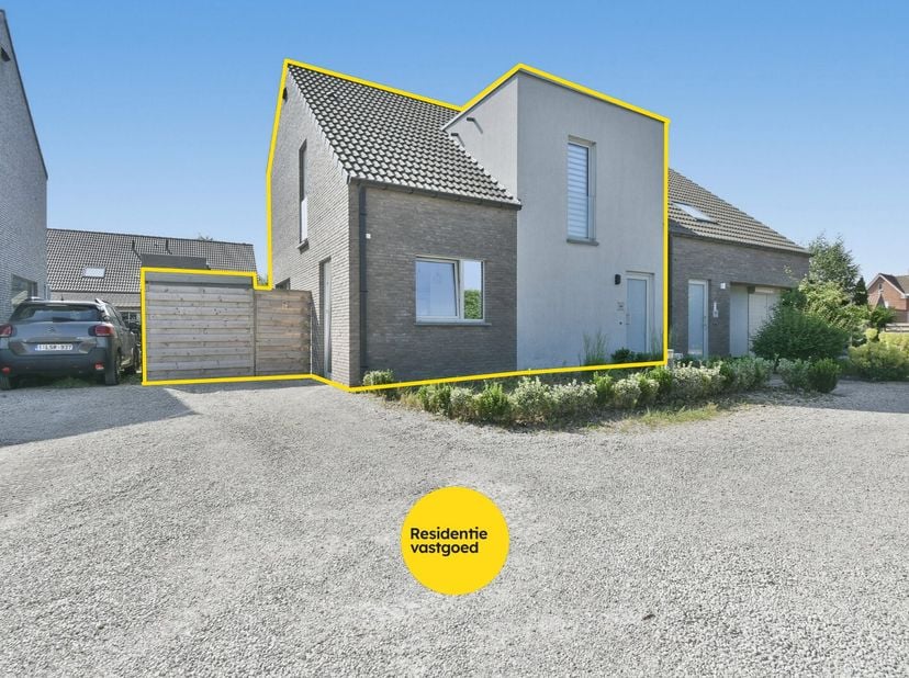 Welkom in deze energiezuinige halfopen woning, gelegen in een rustige wijk in Westkerke. Deze woning bevindt zich in een doodlopende straat, vlakbij h