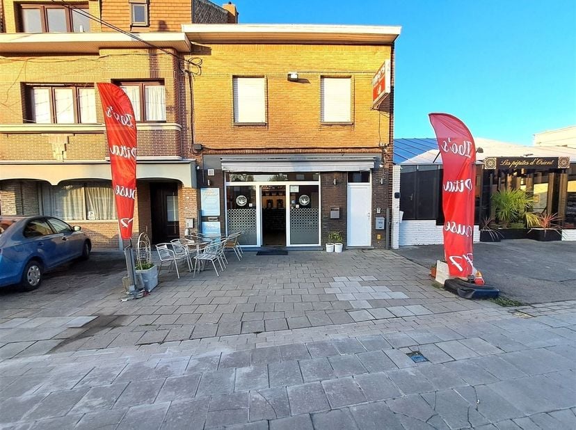 Spacieuse maison commerciale d'environ 231m2, idéale pour un investissement avec des revenus locatifs garantis ! <br />
<br />
Cette propriété compr