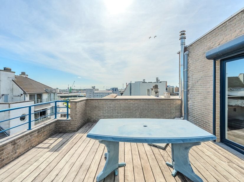Instapklaar duplexappartement met twee zonneterrassen in het hart van Oostende<br />
Op een uitstekende ligging in het centrum van Oostende, in de Sin