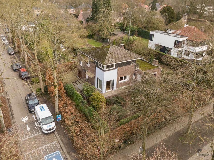 Unieke kans in 't hart van Brasschaat! In een rustige, groene buurt bevindt zich deze te renoveren villa bestaande uit twee geschakelde woningen, same