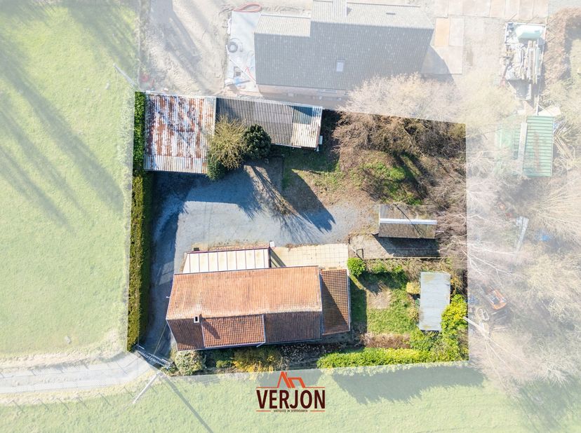 Deze karaktervolle, te renoveren, woning met bijzonder veel mogelijkheden is gelegen op een vlot bereikbare locatie in de Bruggestraat te Ingelmunster