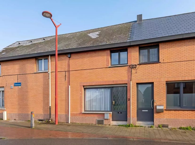Cette maison rénovée offre une surface habitable de 100m² et est située près du centre de Steenokkerzeel. Elle dispose d'un salon spacieux, d'une cuis