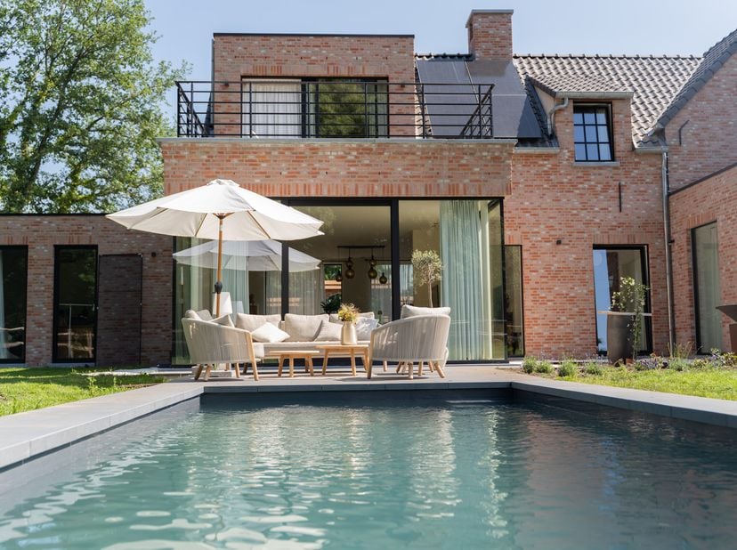 magnifique villa rénovée, située dans une oasis de tranquillité à seulement 800 m du centre de Wechelderzande. Domaine de 4000 m2 avec jardin, forêt e