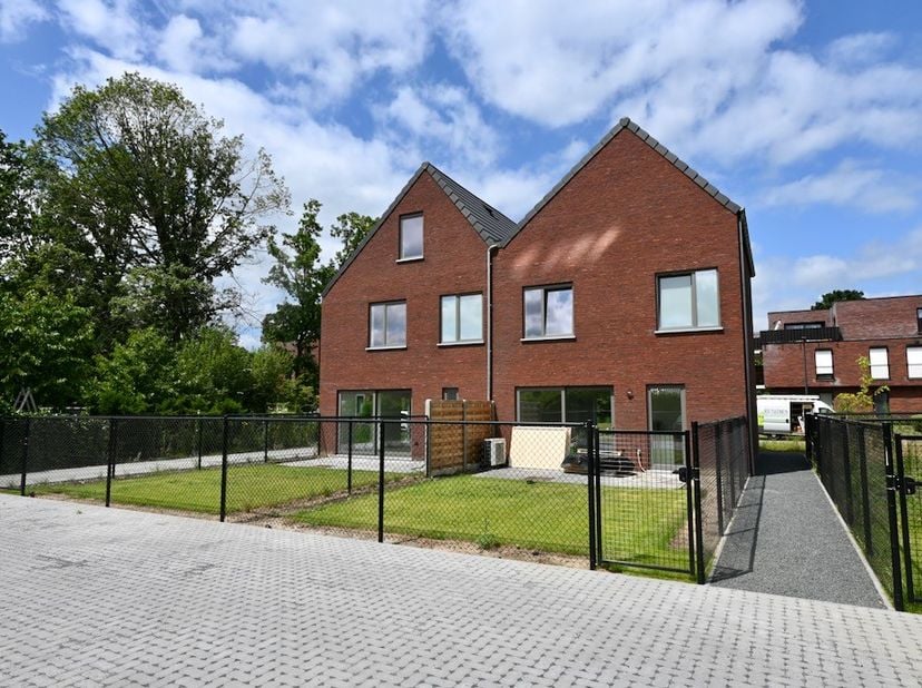 Indeling : inkomhal , apart toilet , woonkamer met open keuken , berging .&amp;nbsp;<br />
Verdieping 1 : 3 slaapkamers , badkamer met bad en douche , apa