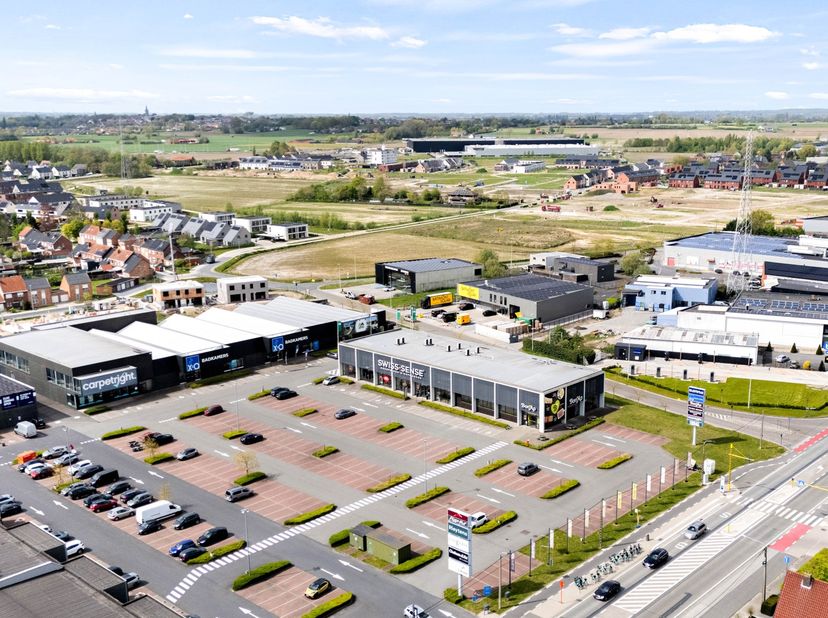 Dit polyvalent bedrijfsgebouw bestaat op het gelijkvloers uit een showroom, bureelruimtes&amp;nbsp;en magazijnruimte met een oppervlakte van +/- 746 m². D
