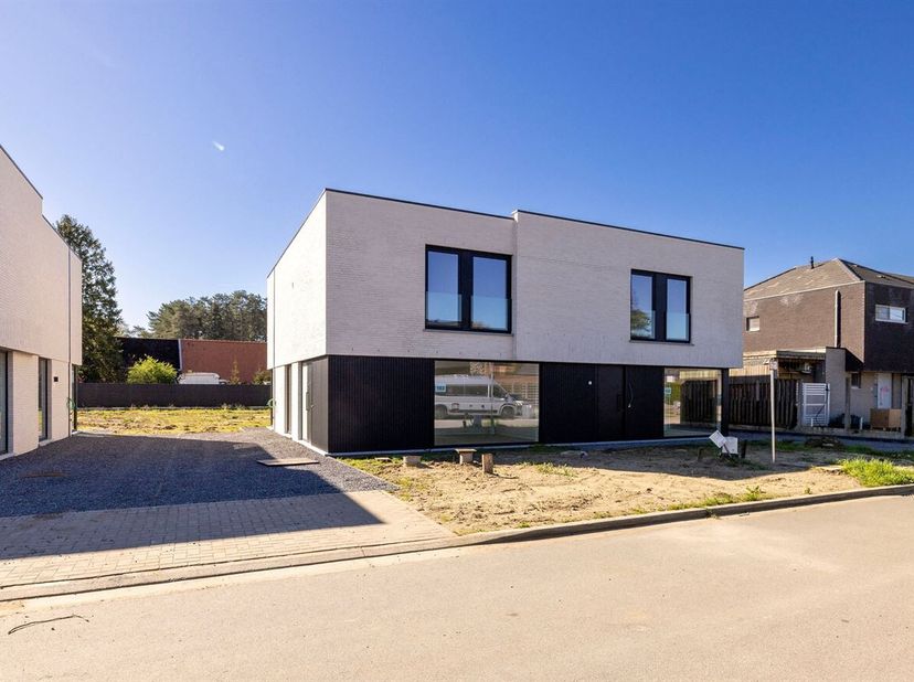 Energiezuinige halfopen nieuwbouwwoning met 3 slaapkamers te Heieinde, Laakdal<br />
Te bezoeken tijdens het opendeurmoment op zaterdag 11/07/2026 van