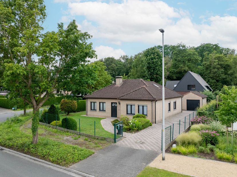 Deze woning is gelegen in een rustige en groene omgeving in de onmiddellijke nabijheid van belangrijke invalswegen, buurtwinkels en het openbaar vervo