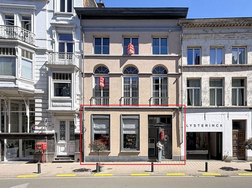LOT 1: HANDELSPAND -<br />
Winkel (handelsgelijkvloers) met kelder. <br />
Het pand zal vrij van gebruik zijn vanaf 1 oktober 2026 en ligt tussen druk