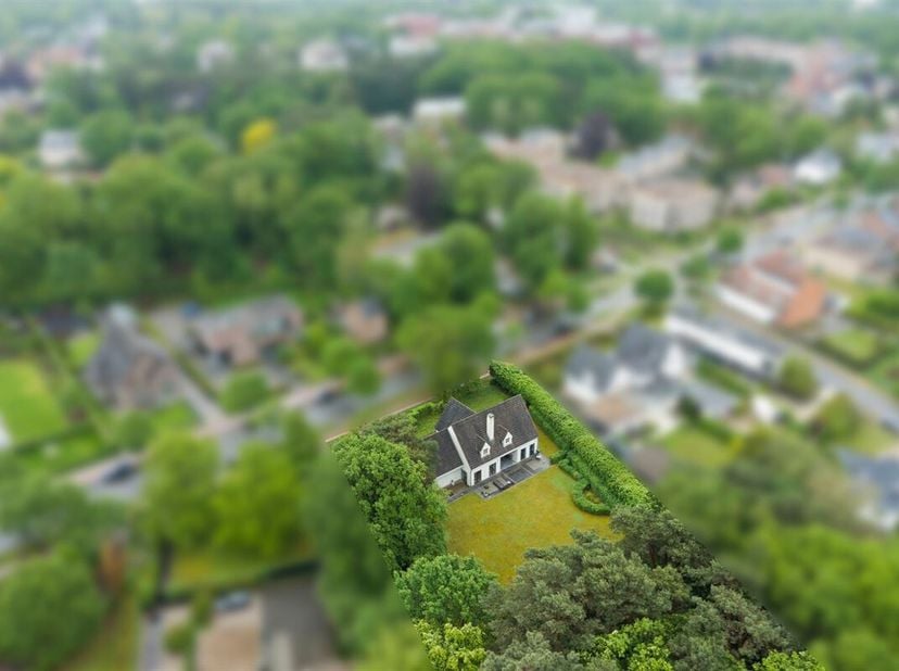 TE KOOP: Uitzonderlijke villa op een breed perceel van ca. 25 are in de Mosselerlaan te Genk!<br />
Deze ruime villa bevindt zich op een bijzonder aan