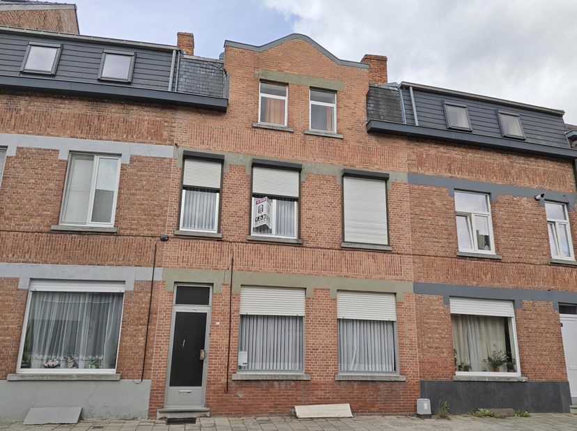 Een rijwoning met karakter en potentieel gelegen in het gezellige centrum van Aarschot! Hier woon je nabij lokale winkels, leuke horeca en toch rustig