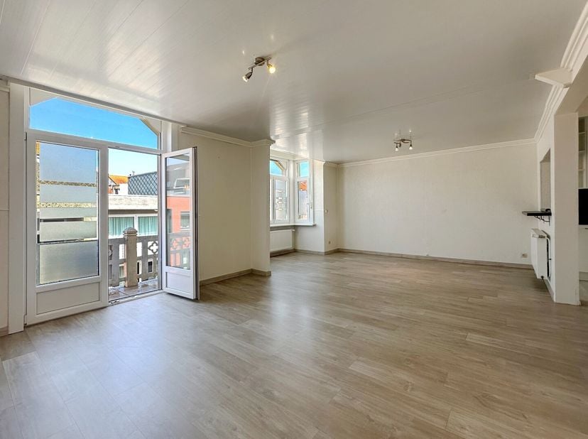 In een rustige en charmante buurt bevindt zich deze statige interbellumwoning, die met respect voor haar authentieke karakter werd omgevormd tot drie