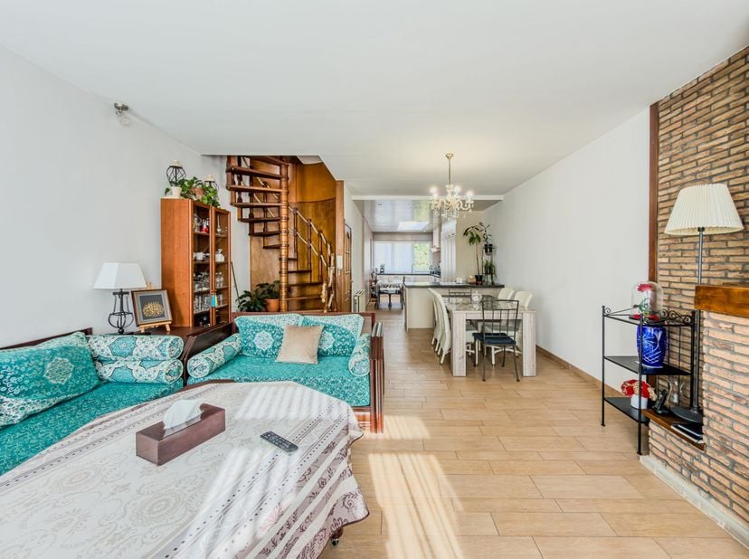 Op een steenworp afstand van Westland Shopping biedt Trianon Invest u deze prachtige eengezinswoning van 192 m² met 3 slaapkamers, 3 badkamers, een ga