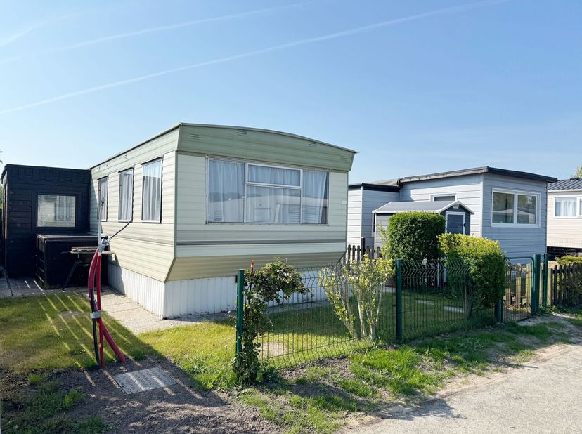 Goed onderhouden stacaravan (mogelijkheid tot plaatsen nieuwe) op eigen grond! Gelegen in het vakantiedomein Dunepark op 800m van de zee. Domein met o