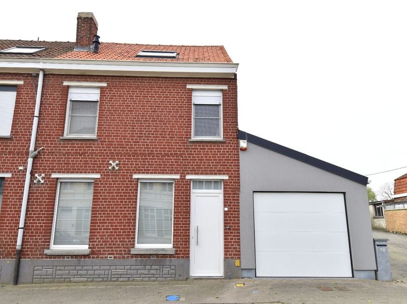 Ontdek deze prachtige halfopen bebouwing, gelegen in het hart van Bellegem. Deze instapklare woning werd afgewerkt met hoogwaardige materialen en stra
