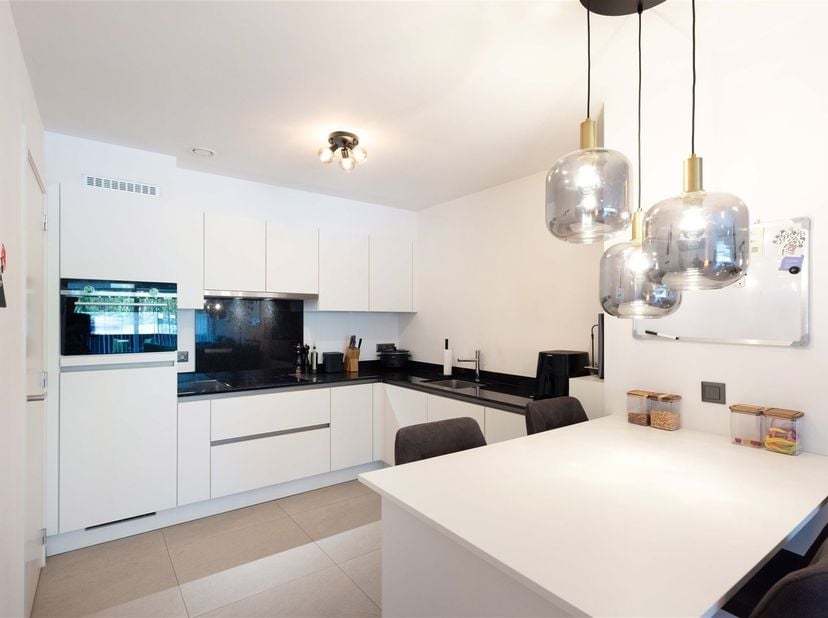 Energiezuinig instapklaar gelijkvloers appartement met terras inclusief ondergrondse autostaanplaats<br />
<br />
Omgeving:<br />
+ Gunstige liggin