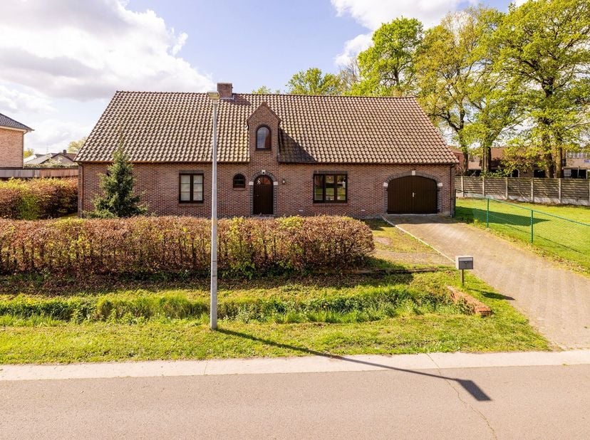 Ruime 4 slpk woning op 12a 94ca in Kasterlee<br />
<br />
Ligging: Gelegen nabij Kasterlee centrum en met alle faciliteiten(winkels, openbaar vervoe