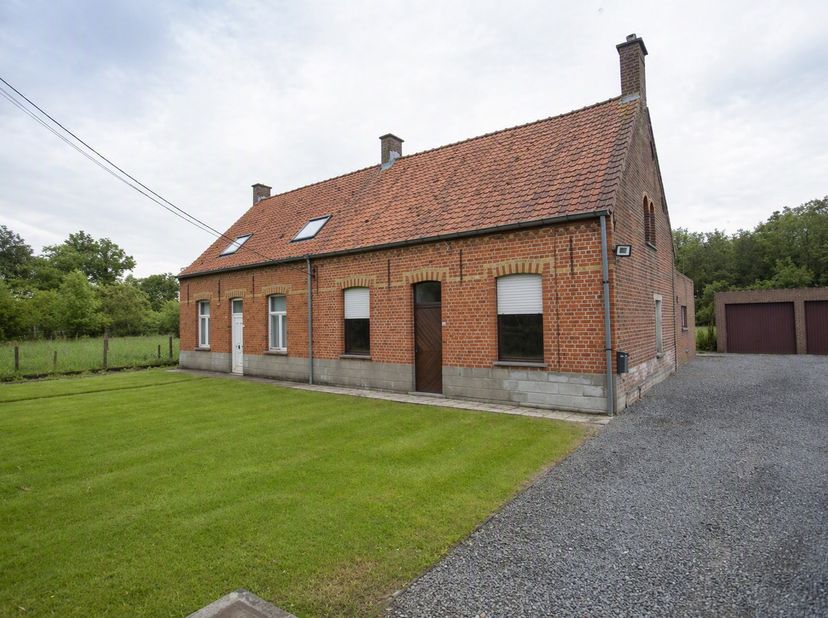 LOT 3: TE RENOVEREN WONINGEN  -<br />
Een renovatieproject met een mooie dosis potentieel, gelegen in een doodlopende straat in het hart van Wingene (