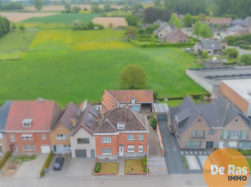 BURST - Deze te renoveren woning met bijgebouwen biedt u heel wat mogelijkheden. Alle voorzieningen zoals supermarkten, scholen, winkels, openbaar ver