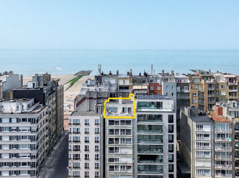 Dit uitzonderlijke dakappartement beslaat de volledige zevende verdieping van residentie Fabiola en bevindt zich op een gegeerde locatie vlak achter d