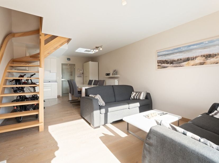 Te koop: modern appartement in Nieuwpoort, op wandelafstand van de zee en nabij openbaar vervoer. Dit duplex-appartement, gebouwd in 2012, combineert