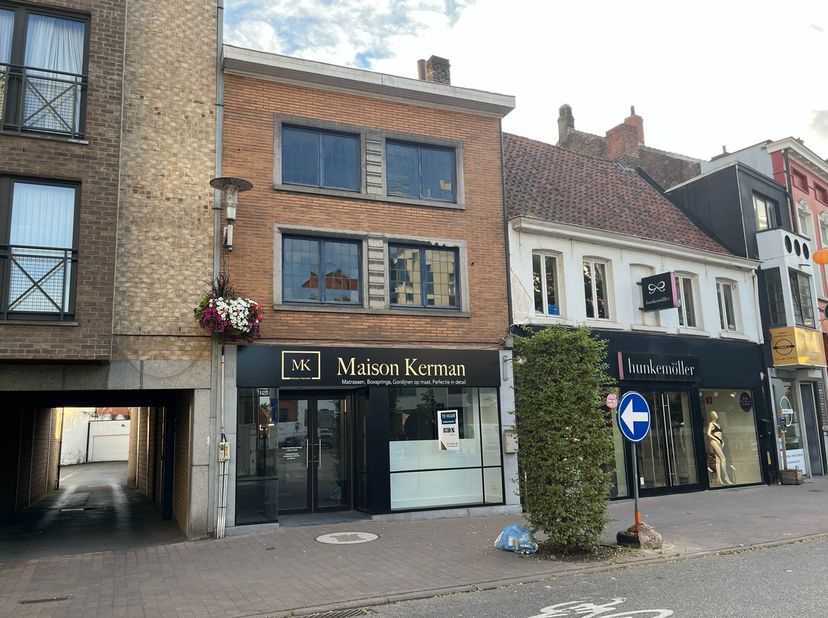 Winkel 90m2 in dé winkelstraat van Deinze.&amp;nbsp; Unieke kans om in de Tolpoortstraat uw handelszaak te kunnen vestigen.&amp;nbsp; De winkel is instapklaar