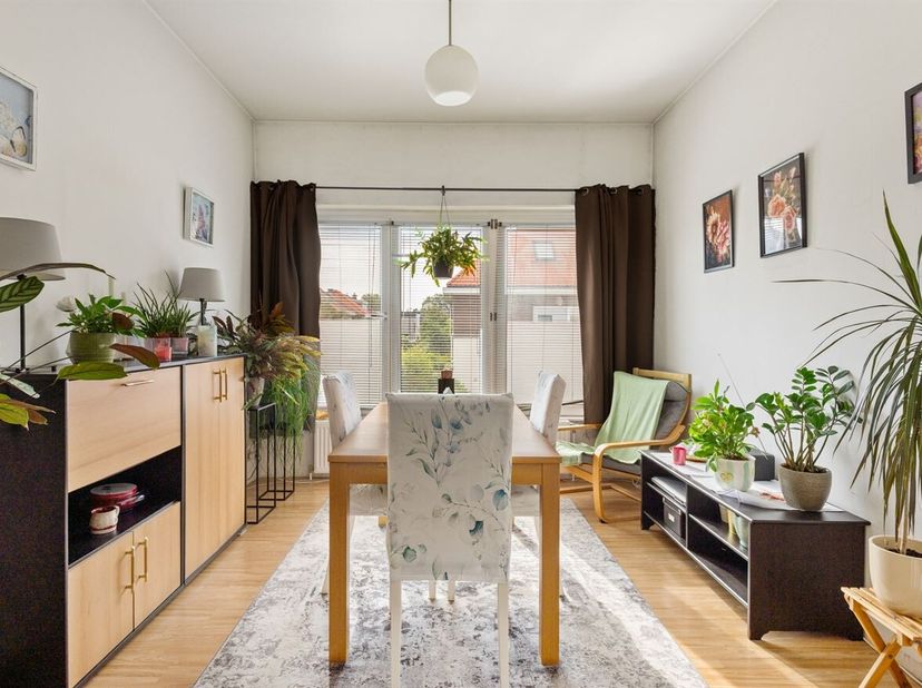 Situation : Cet immeuble de rapport est situé au 36 de la Luchtvaartstraat à Borgerhout, un emplacement central et facilement accessible, à proximité