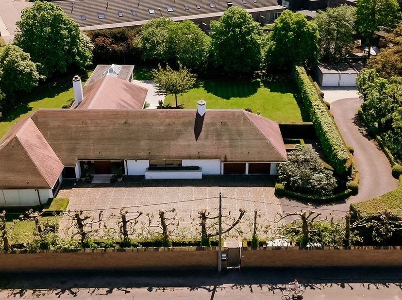 Un domaine impressionnant où le luxe côtoie le caractère !<br />
<br />
Bienvenue dans un lieu où chaque mètre carré raconte sa propre histoire - et